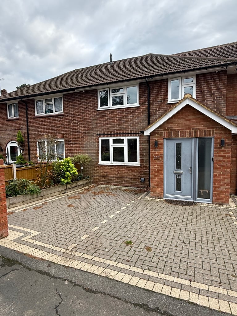 3 BEDROOM HOUSE TO RENT CAMBERLEY 