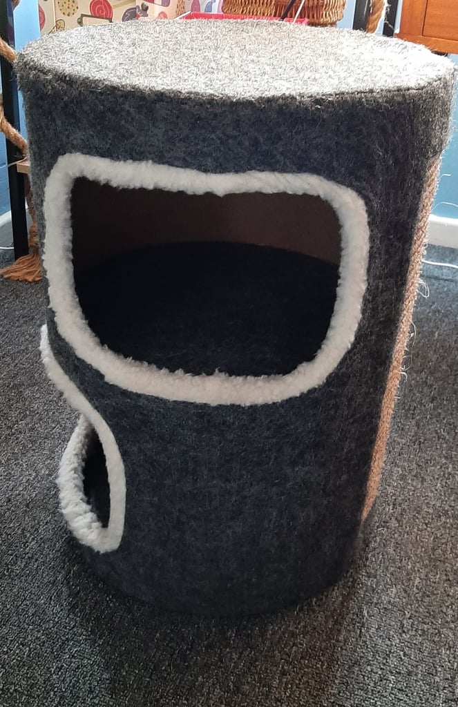 Cat Stool/House 2 levels, very good condition