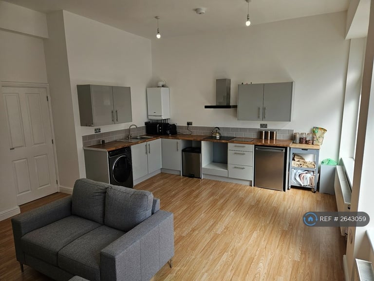 2 bedroom flat in Clarence Street, Pontypool, NP4 (2 bed) (#2643059)