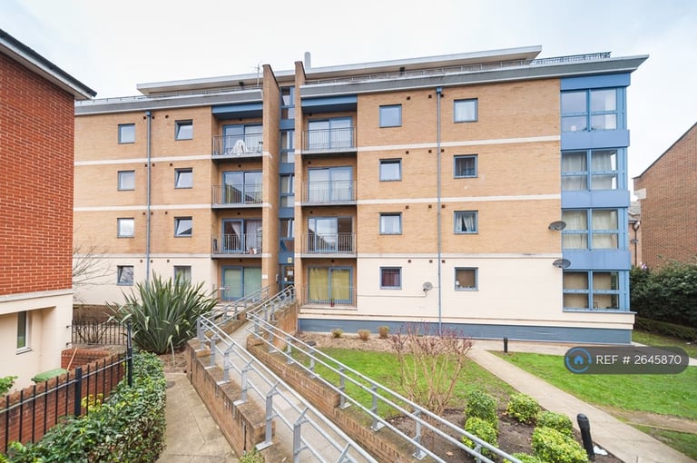 2 bedroom flat in Sherwood Gardens, London, E14 (2 bed) (#2645870)