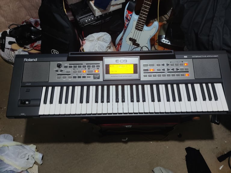 ROLAND E09 KEYBOARD. GOOD CONDITION.