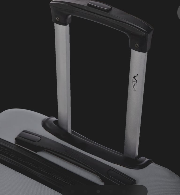 A new ( slight seconds) 3 pcs silver coloured hard shell Suitcase set 