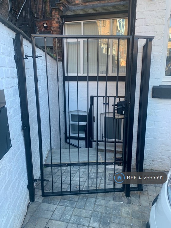 1 bedroom flat in The Causeway, Altrincham, WA14 (1 bed) (#2665591)