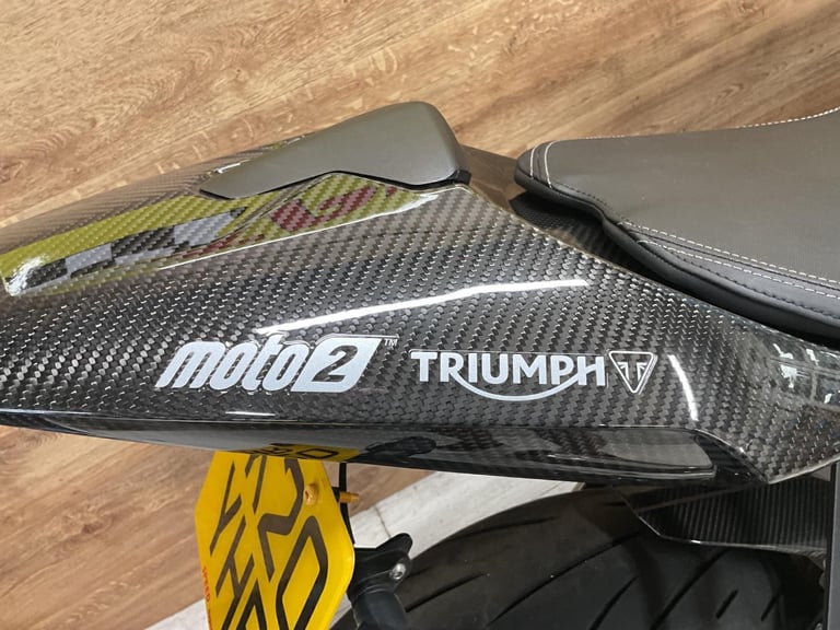 TRIUMPH DAYTONA MOTO2 765