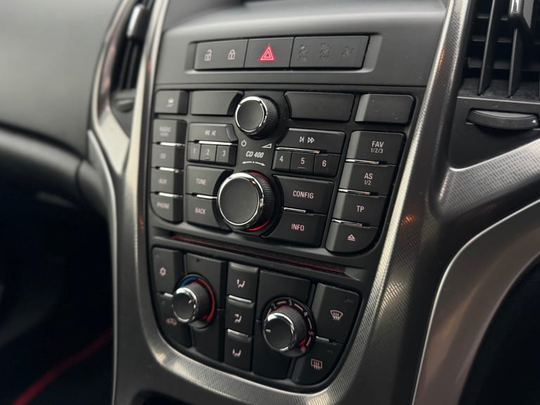 2011 Vauxhall Astra 1.6i 16V SE 5dr HATCHBACK Petrol Manual