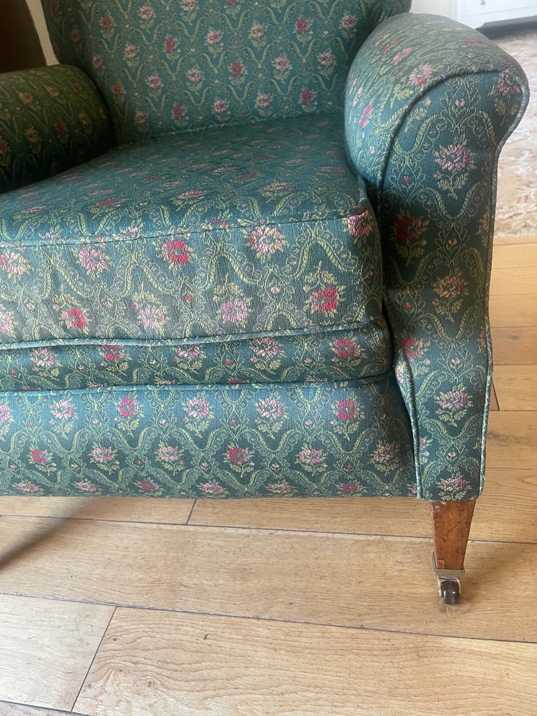 Free armchair on castors . Classic style 