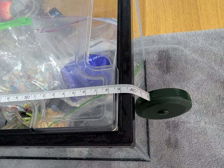 Fish tank with pump and ornaments 