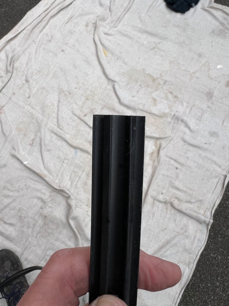 Genuine Audi A6 roof bars.  Ref: 4F9 071 151 666