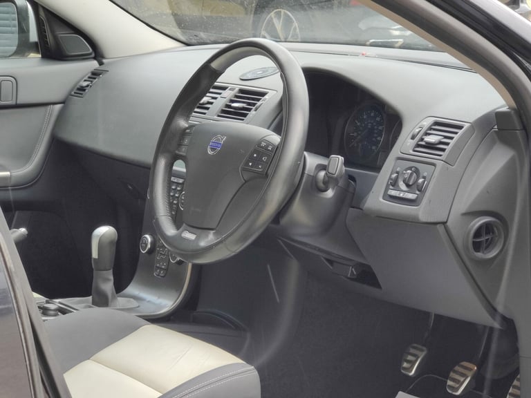 VOLVO S40; 1.6 DIESEL; 115BHP; R DESIGN D2; 4 DR; MANUAL; BLACK; 62 MPG; £35 TAX
