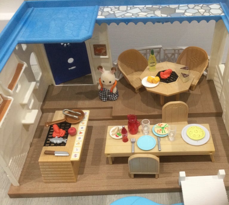 Sylvanian Families Seaside Restaurant with figures, furniture and lots of accessories 