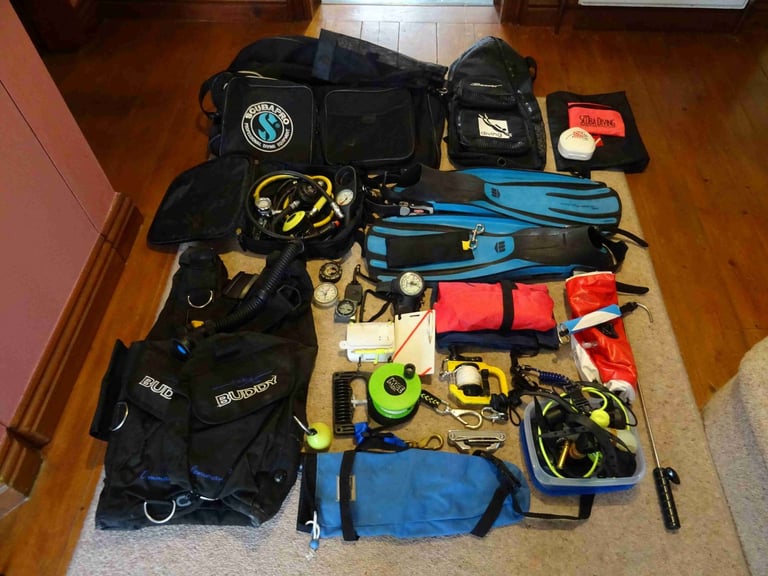 Scuba diving equipment