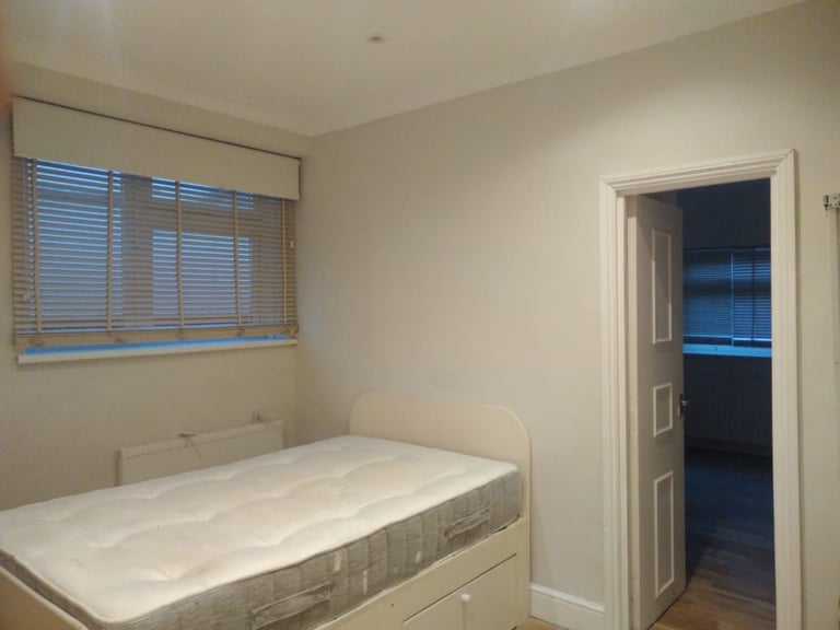 DSS GR FL2 BEDROOM GARDEN FLAT10MIN BUS WIMBLEDON10MIN WALK RAYNES PARK ONLY FOR PARENTS+CHILDREN