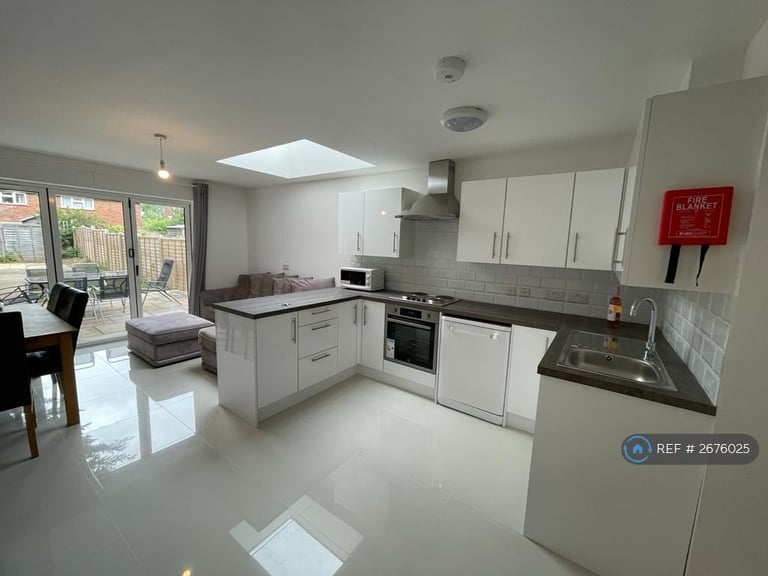 6 bedroom house in Cabell Road, Guildford, GU2 (6 bed) (#2676025)