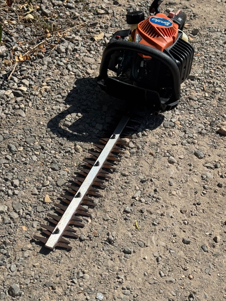 Tanaka THT-22 petrol hedge trimmer good working order 