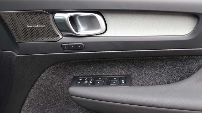  Volvo XC40 B4 (P) Ultra Bright (Sunroof, Harman Kardon, 360 Camera) Petrol/Electric Hybrid Autom...