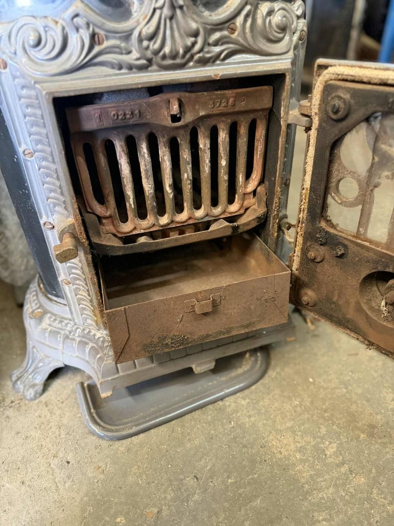 Secondhand Cast Iron Wood / Coal Burning Stove