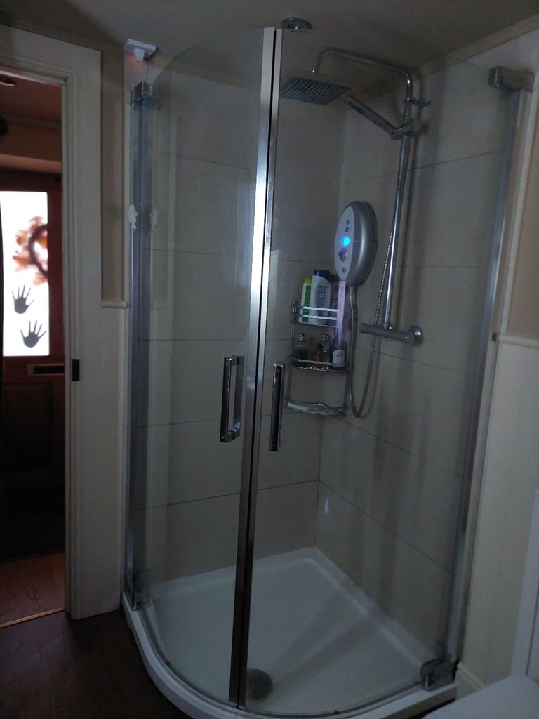 Hinged shower cubicle for 900x900mm quadrant shower tray (tray not uncluded)