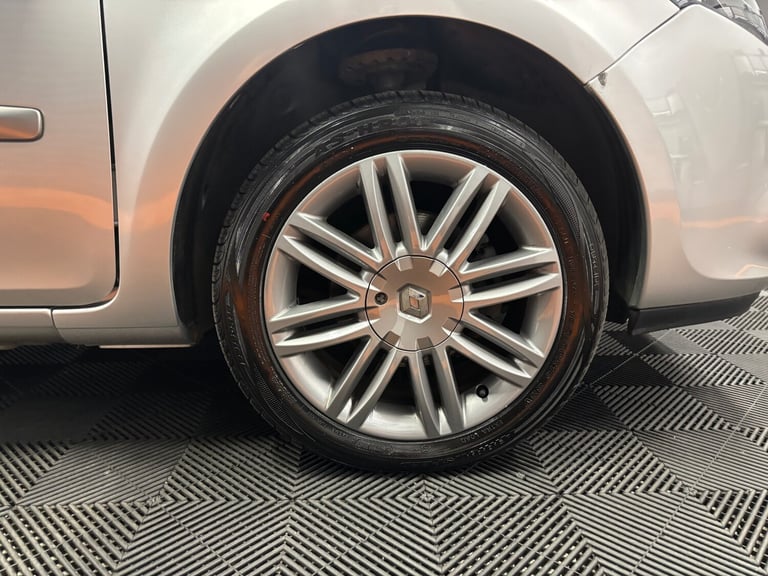 2012 Renault Clio 1.2 16V Dynamique TomTom 5dr HATCHBACK Petrol Manual