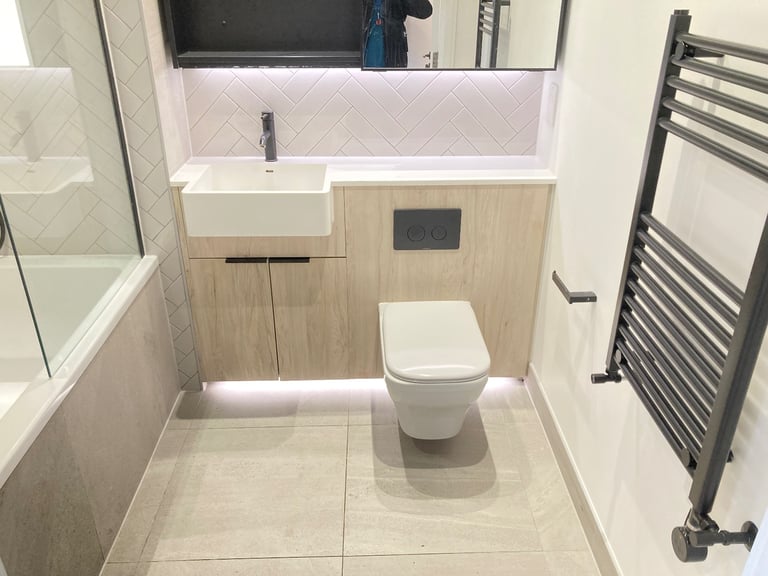 New Build Quality Lift Concierge Balcony Flat 2 Bed 2 Bath Gardens Gym Lounge Cinema Near Rail Bus