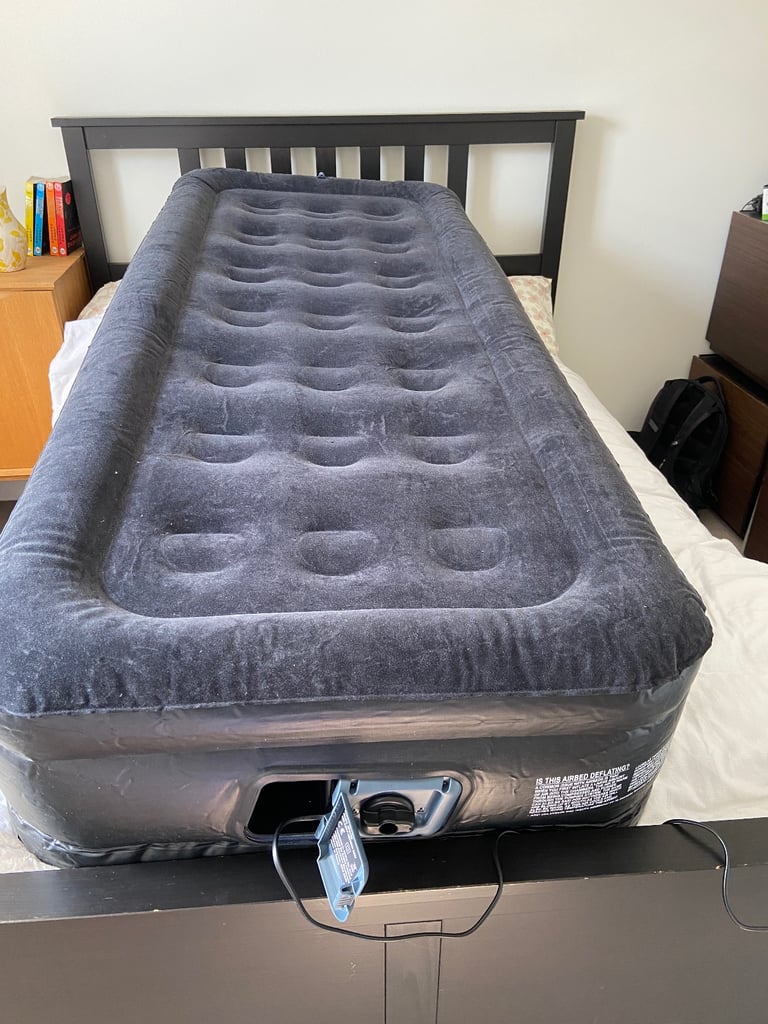 Inflatable bed with built in pump
