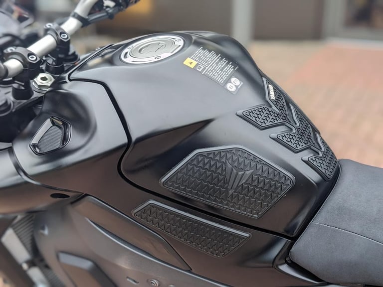 YAMAHA MT-10 2022 - TECH BLACK - AKRAPOVIC - RECENT TYRES - 5 SERVICE ENTRIES