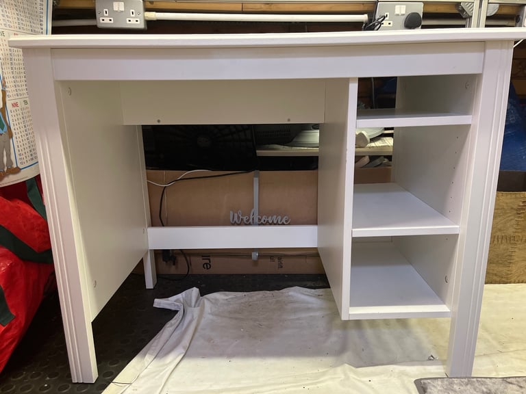 image for White desk 