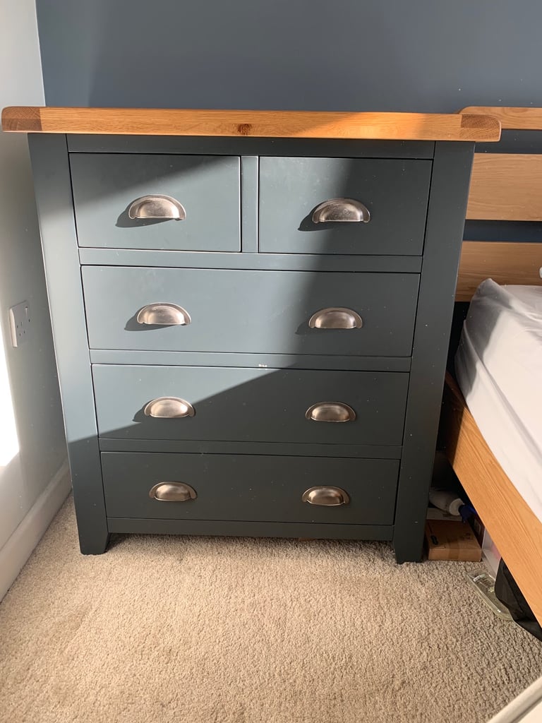 Chiltern Oak Bedroom furniture.  1 double Wardrobe, 1 chest of drawers & 1 x 3 basket drawer.