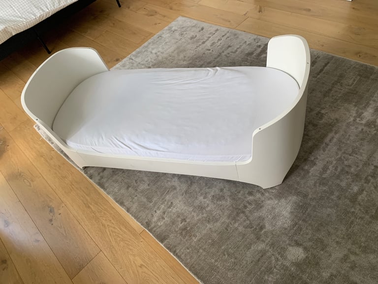 Leander cot bed with mattress 120 x 70cm