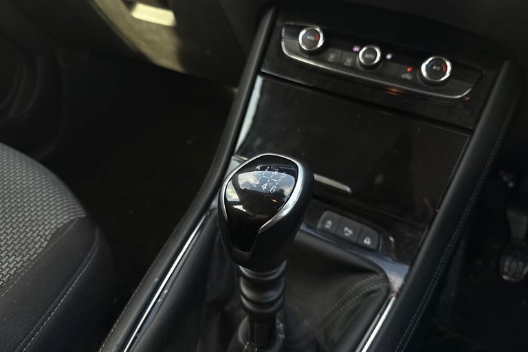 2019 Vauxhall Grandland X 1.2 Turbo SE 5dr Hatchback PETROL Manual