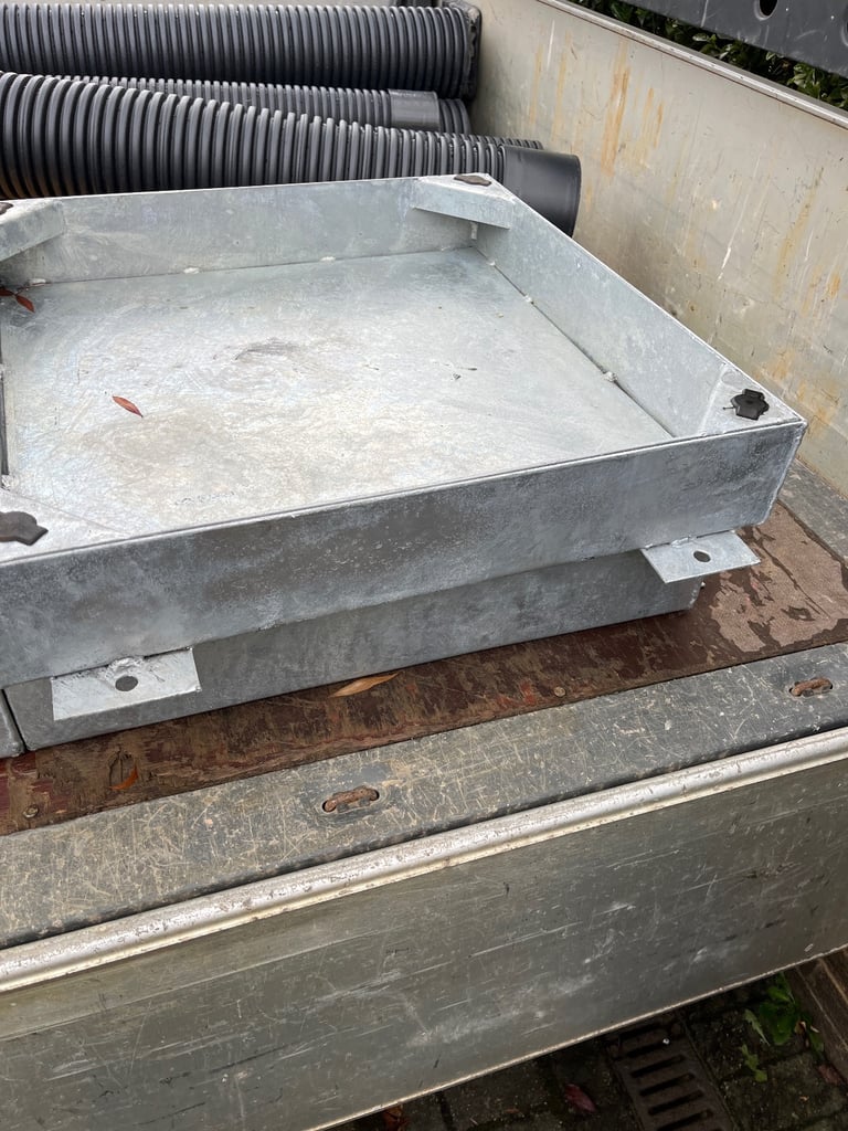 Inset manhole lids
