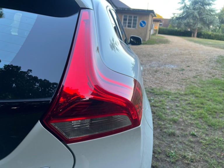 2018 Volvo V40 2.0 T2 R-Design Euro 6 (s/s) 5dr HATCHBACK Petrol Manual