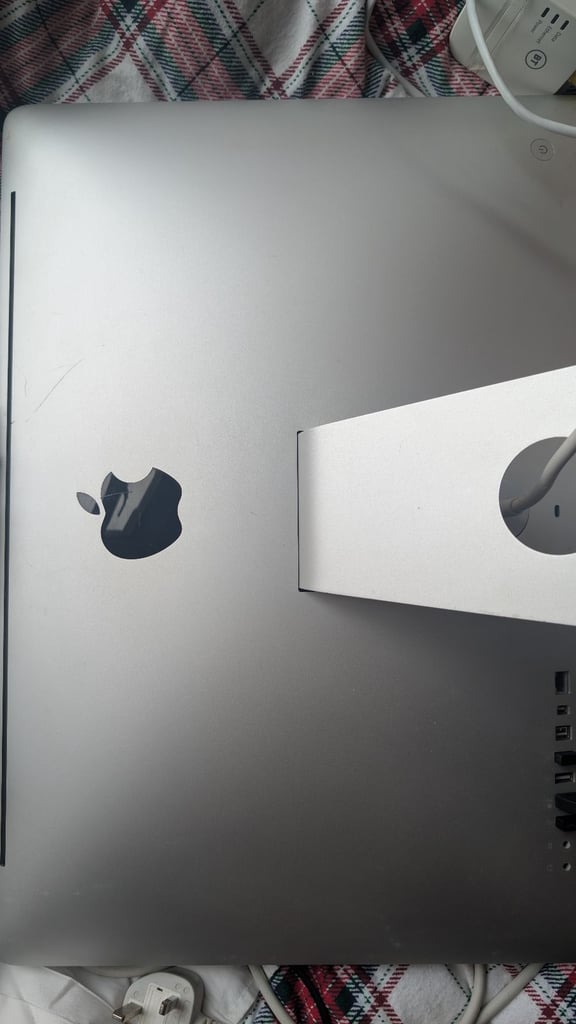 Apple iMac Desktop Computer with Keyboard & Mouse