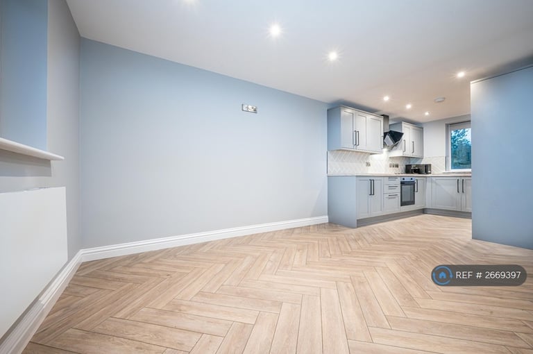 3 bedroom flat in Saltash Road, Swindon, SN2 (3 bed) (#2669397)