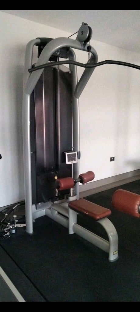 Lat pull down comercial gym equipment technogym 