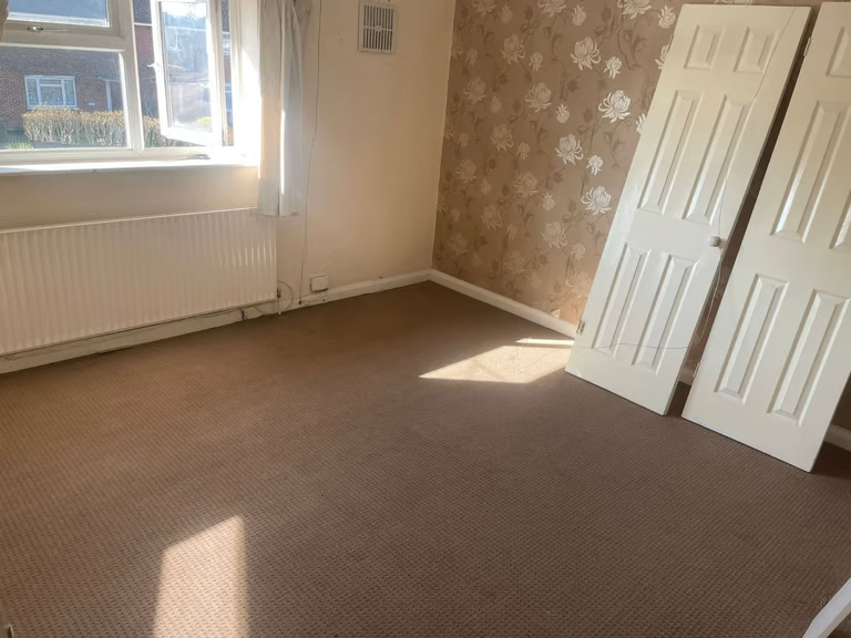 Spacious 3-Bed House for Rent – KT14 7ET