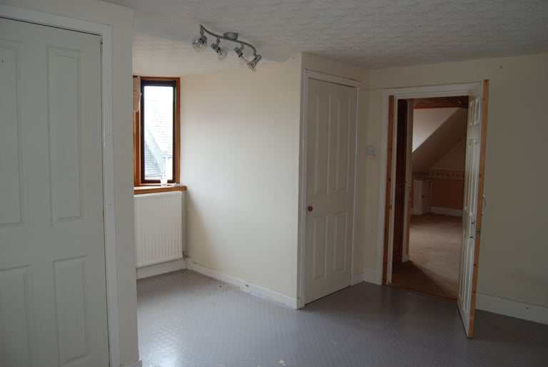 Spacious 1FF in Banff. Fantastic investment opportunity. Quiet residential area. Partial sea views.