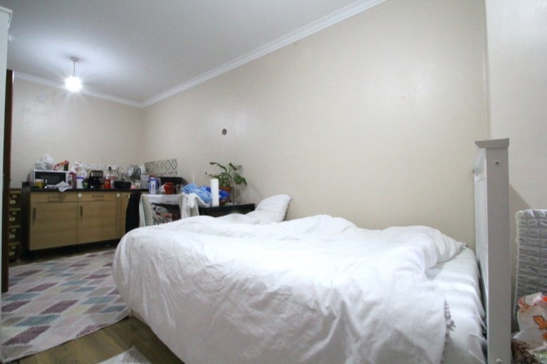 Chain Free! Hane Estate Agents offer a 5 bedroom, 3 reception room mid terrace house.