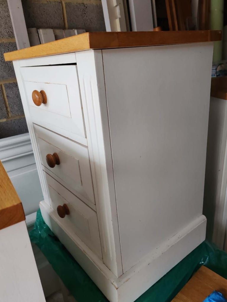 image for A pair of bedside tables 