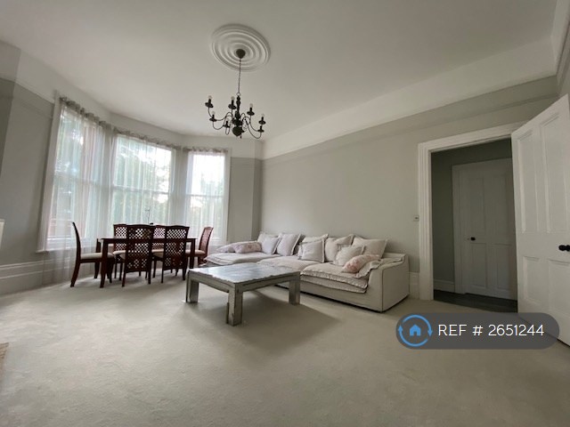 2 bedroom flat in Earls Avenue, Folkestone, CT20 (2 bed) (#2651244)