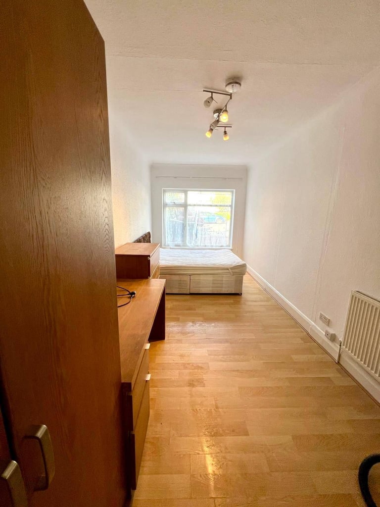 Rooms to rent close to university and hendon central