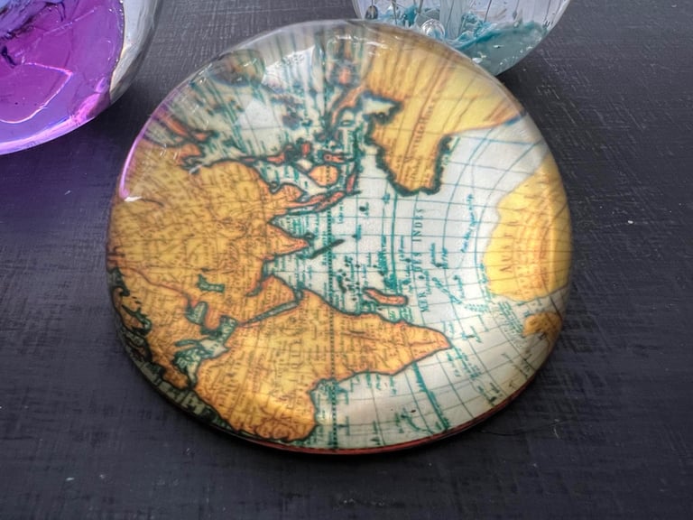 Beautiful glass paperweights all excellent condition 