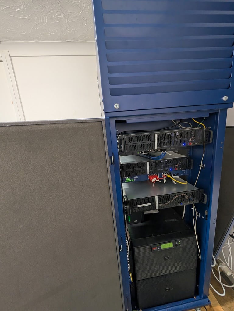 27U IP54 server cabinet on castors Self Contained AC Cabinet