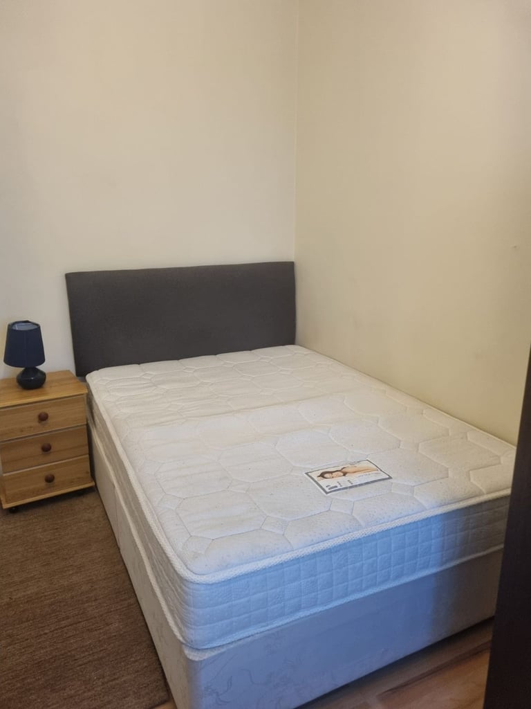 A room to let in  a 3 bed house 