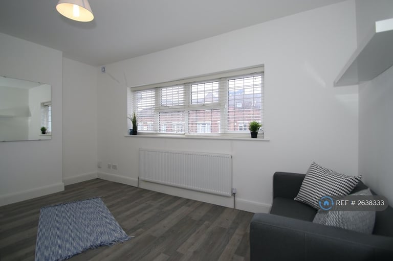 2 bedroom flat in Village Way East, Harrow, HA2 (2 bed) (#2638333)