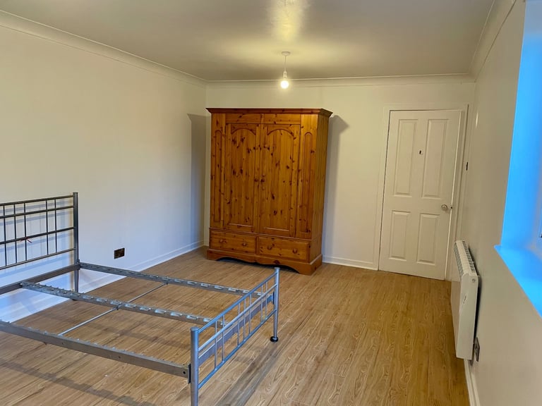 Unique Gorgeous 3 Bedroom Detached Cottage / House with Gardens and Private Parking