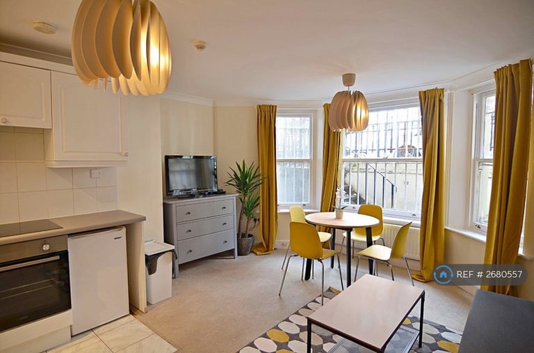 1 bedroom flat in Holland Park Gardens, London, W14 (1 bed) (#2680557)