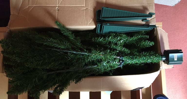 FREE Xmas tree with stand 6ft