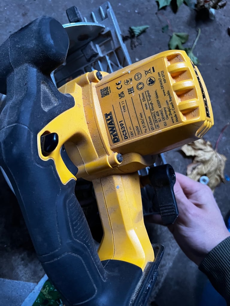 Dewalt circular saw with battery 