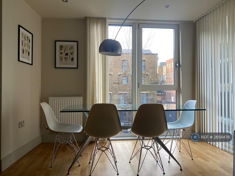 1 bedroom flat in The Crescent, London, SE8 (1 bed) (#2658479)