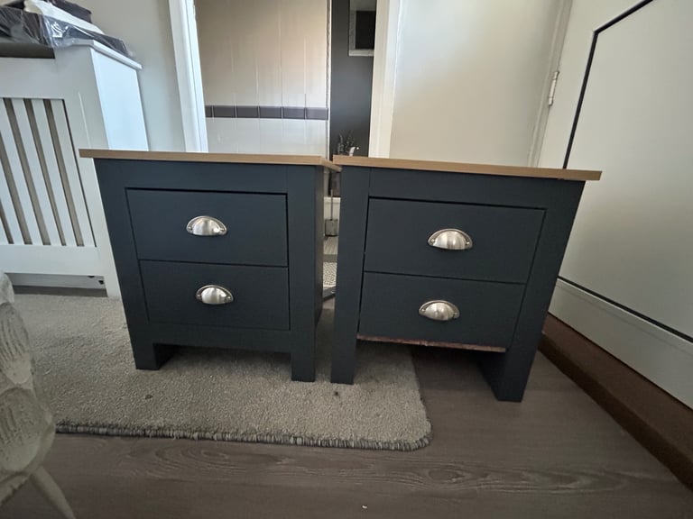 Stunning 4 piece bedroom furniture set 